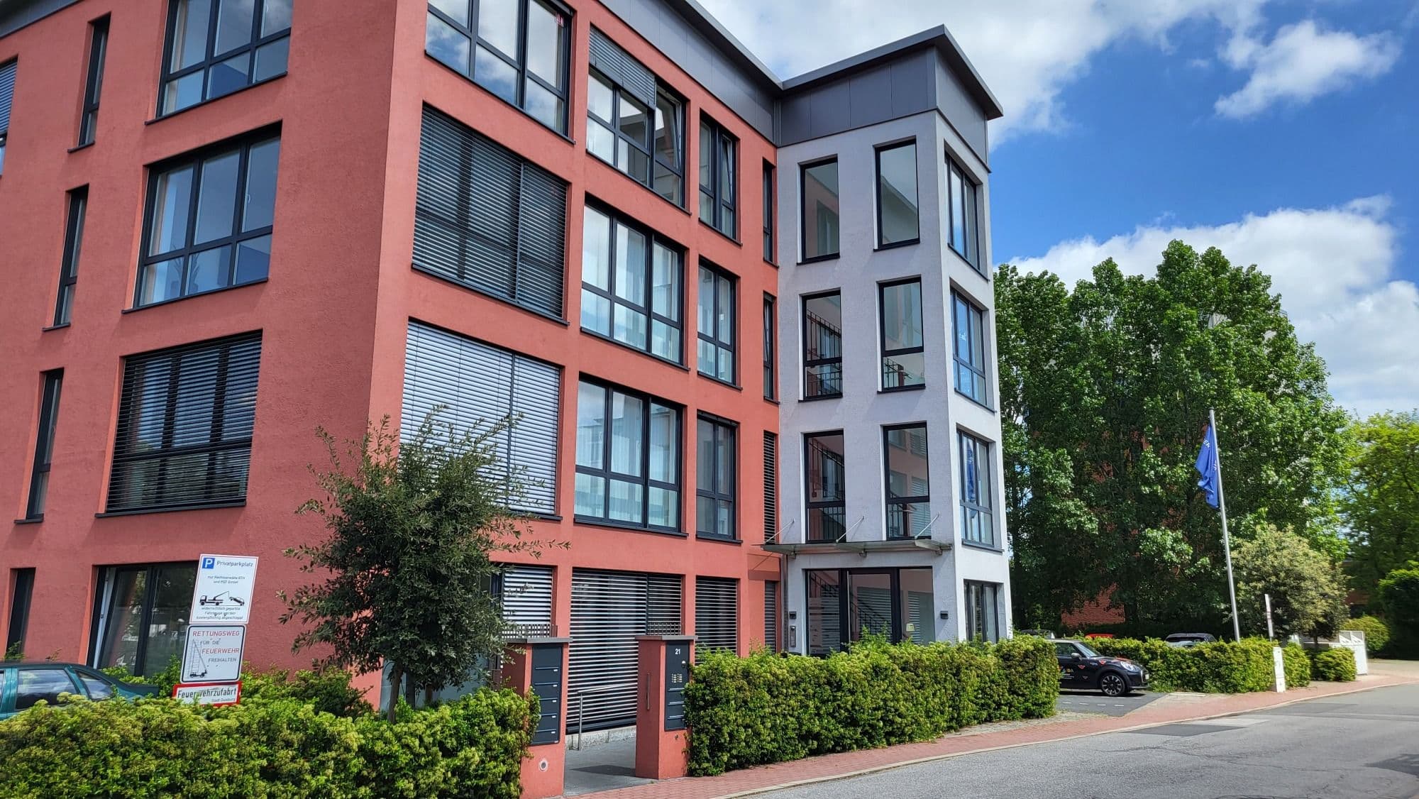 Das Bürogebäude der Kanzlei am Vinckeweg 21 in Duisburg-Ruhrort mit roter Fassade