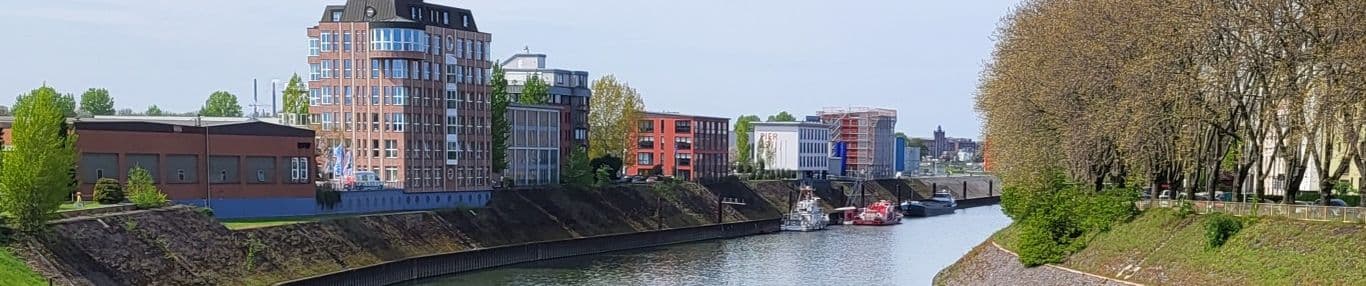 Der Vinckekanal in Duisburg-Ruhrort mit Bürogebäuden und Schiffen am Kai