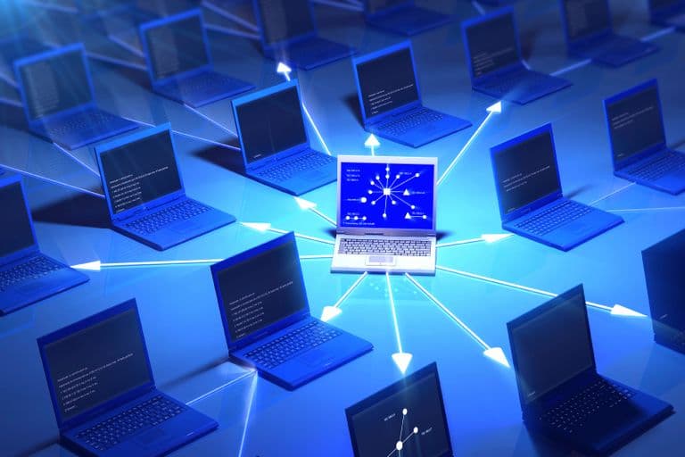 Vernetzte Laptops, die Daten an einen zentralen Rechner übertragen